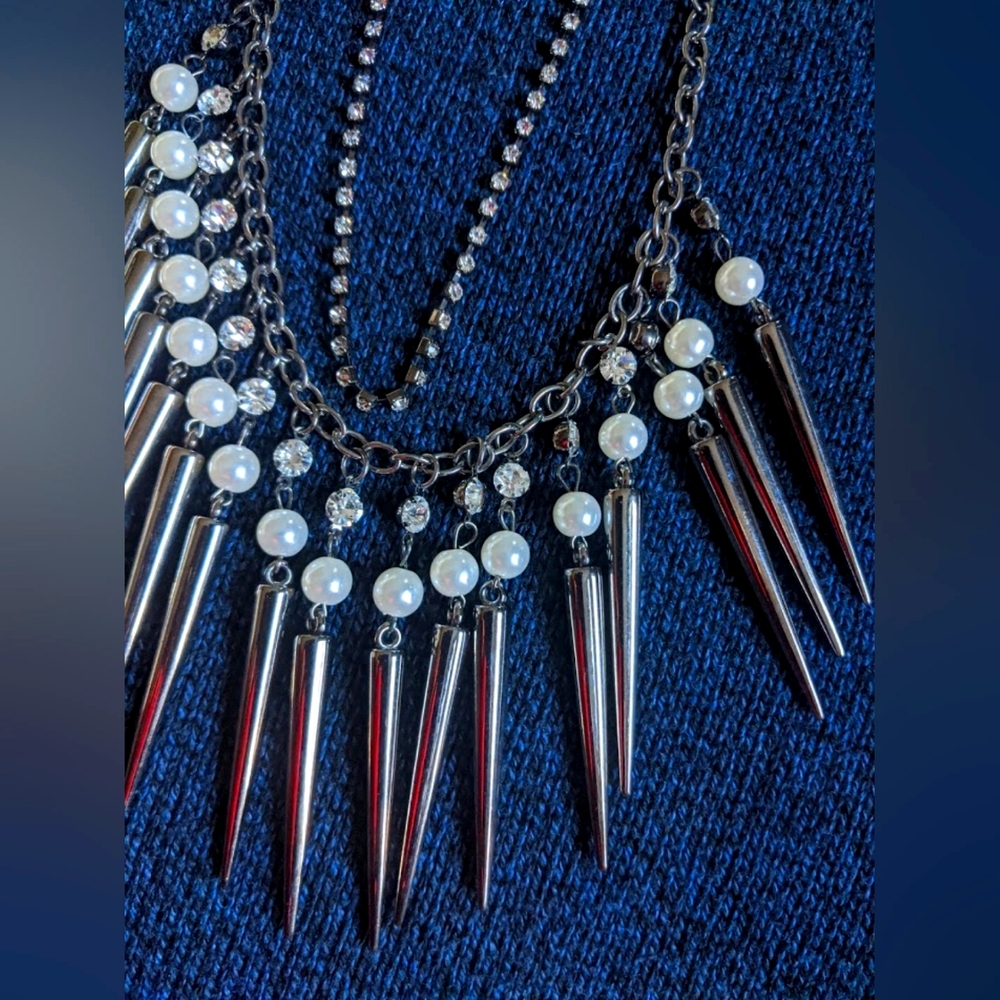 Silver Color Necklace With White Pearls and Stones
